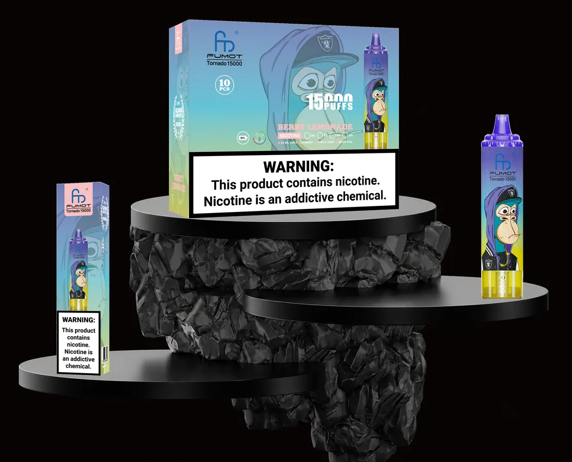 FUMOT Tornado 15000 Berry Lemonade – E-Zigarette und Verpackungen auf einem Präsentationspodest