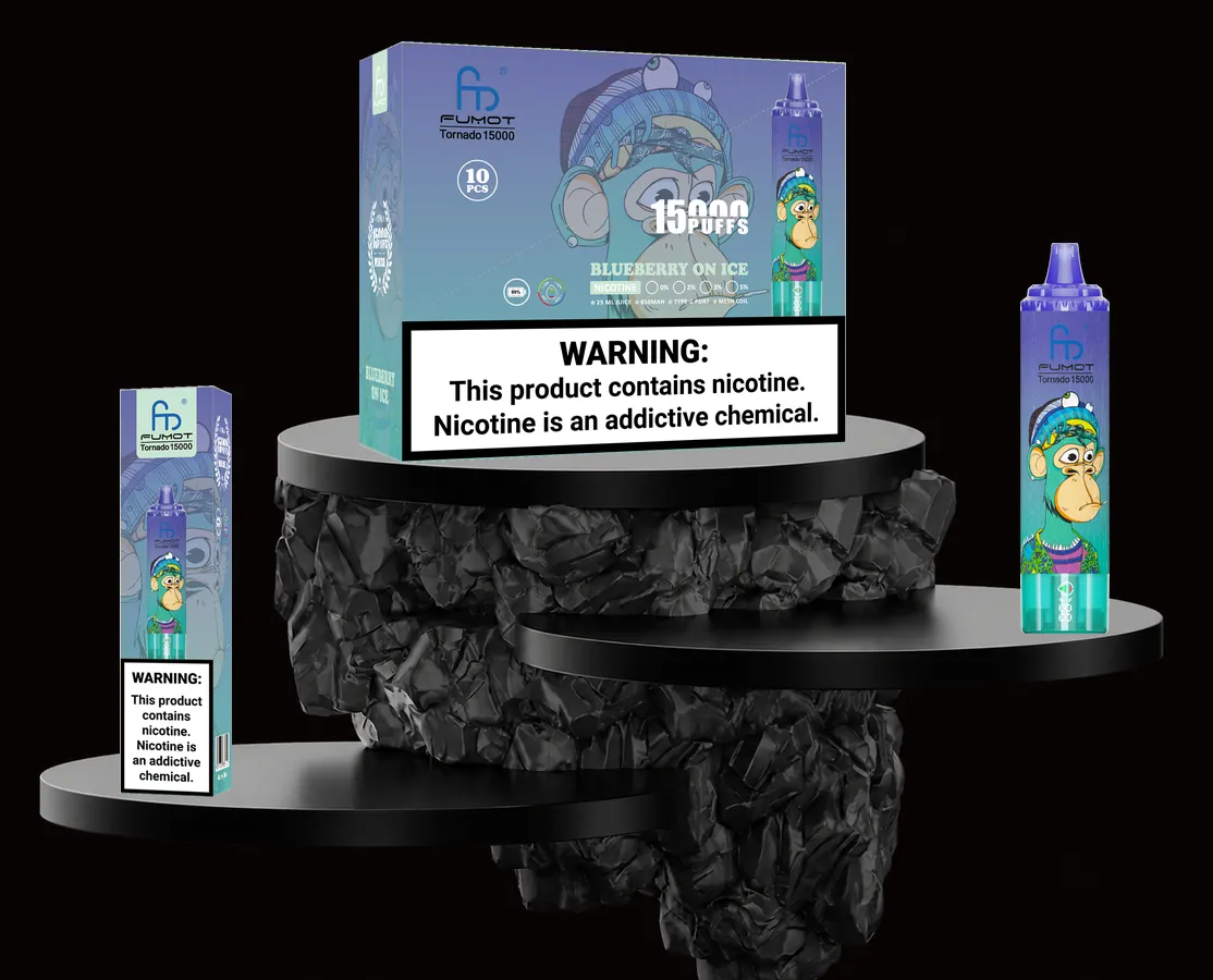 FUMOT Tornado 15000 Blueberry On Ice – E-Zigarette und Verpackungen auf einem Präsentationspodest