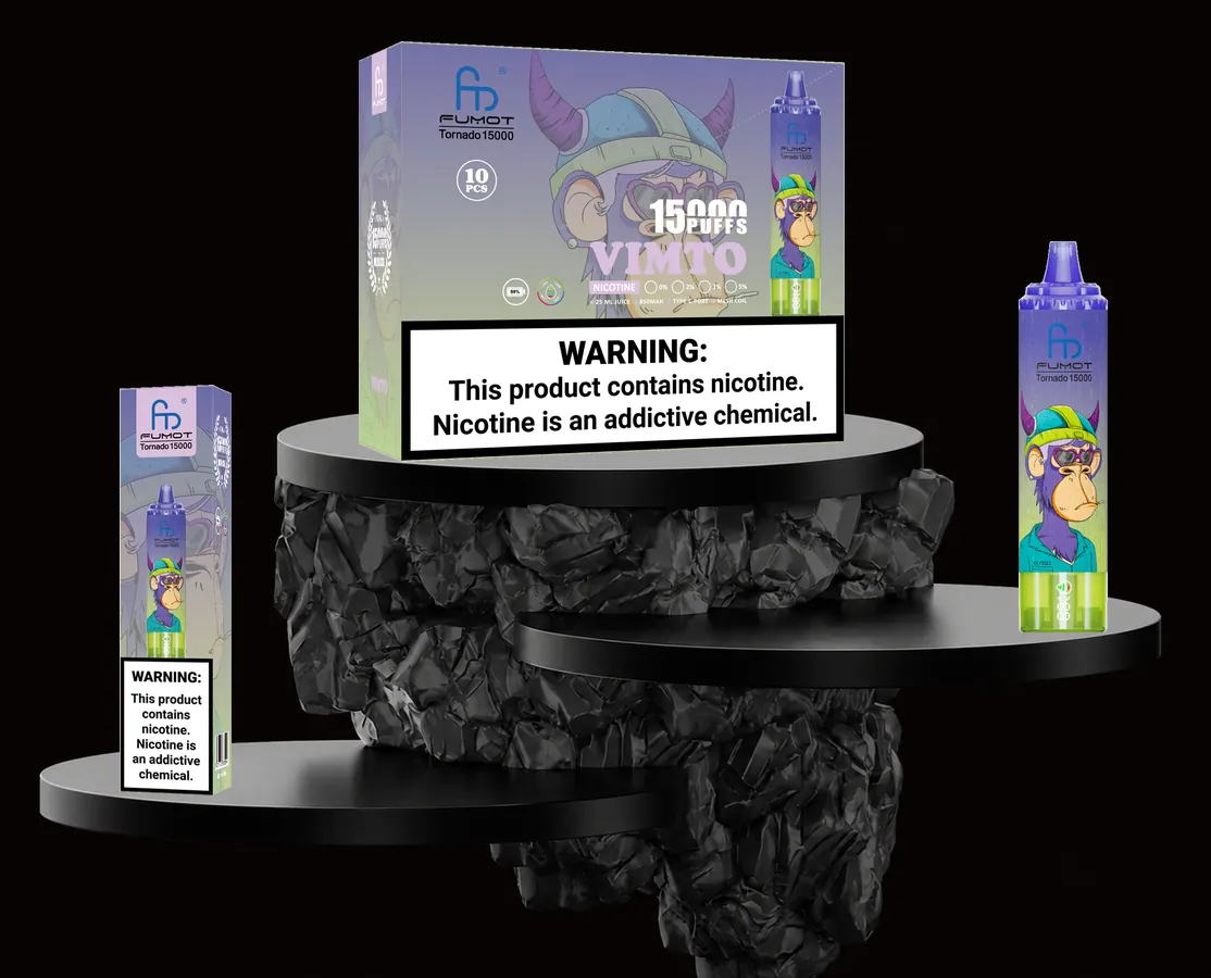 FUMOT Tornado 15000 Vimto – E-Zigarette und Verpackungen auf einem Präsentationspodest