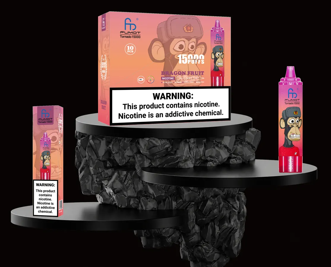 FUMOT Tornado 15000 Dragon Fruit – E-Zigarette und Verpackungen auf einem Präsentationspodest