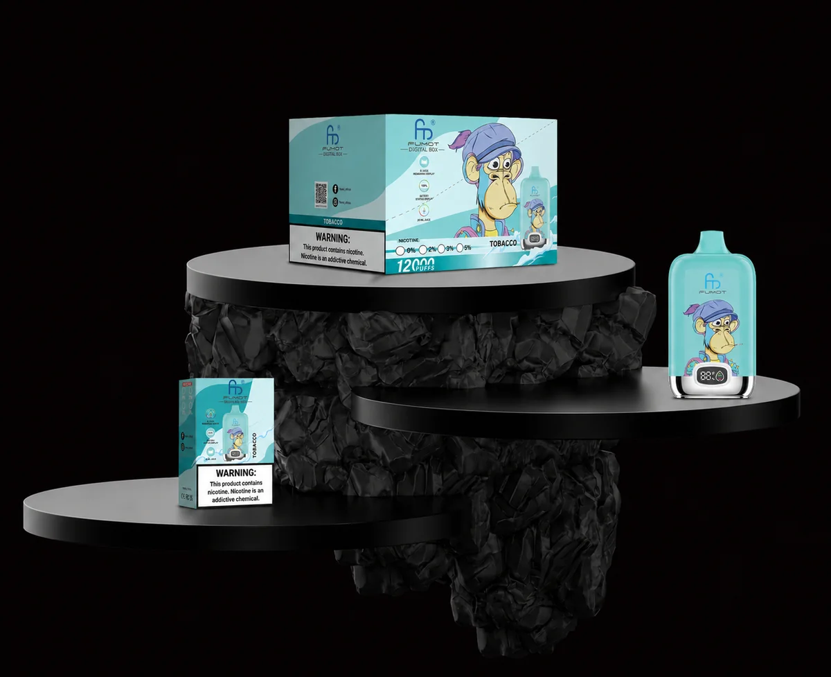 Fumot Digital Box 12000 Tobacco Gerät und Verpackung auf schwarzem Display-Podest