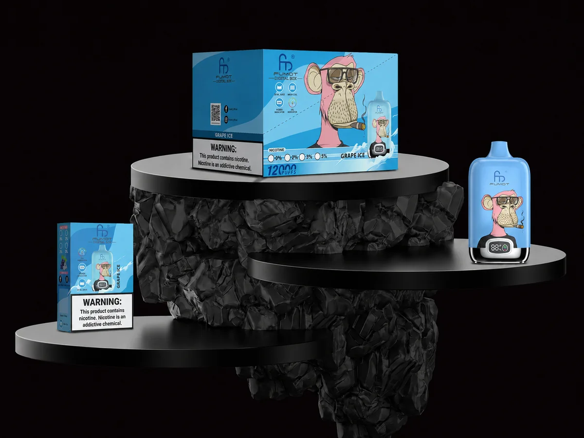 Fumot Digital Box 12000 Grape Ice Gerät und Verpackung auf schwarzem Display-Podest
