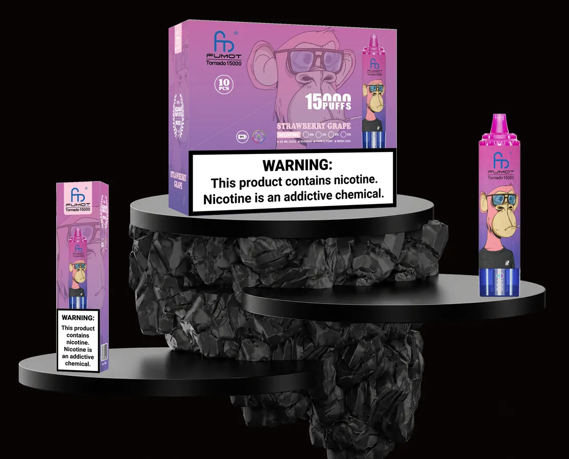 FUMOT Tornado 15000 Strawberry Grape – E-Zigarette und Verpackungen auf einem Präsentationspodest