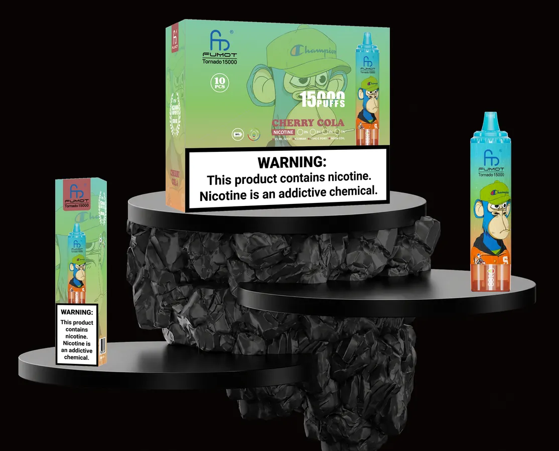 FUMOT Tornado 15000 Cherry Cola – E-Zigarette und Verpackungen auf einem Präsentationspodest