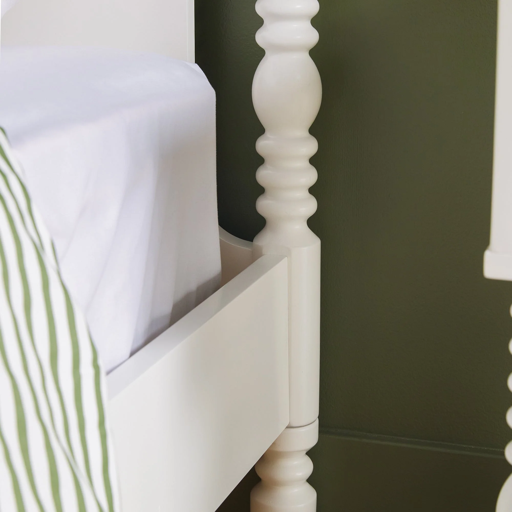 Traditional Vivienne Easy Assembly Solid Wood Twin Bedframe