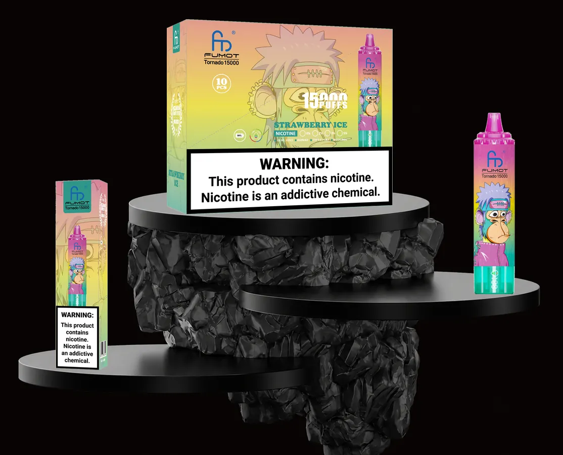 FUMOT Tornado 15000 Strawberry Ice – E-Zigarette und Verpackungen auf einem Präsentationspodest