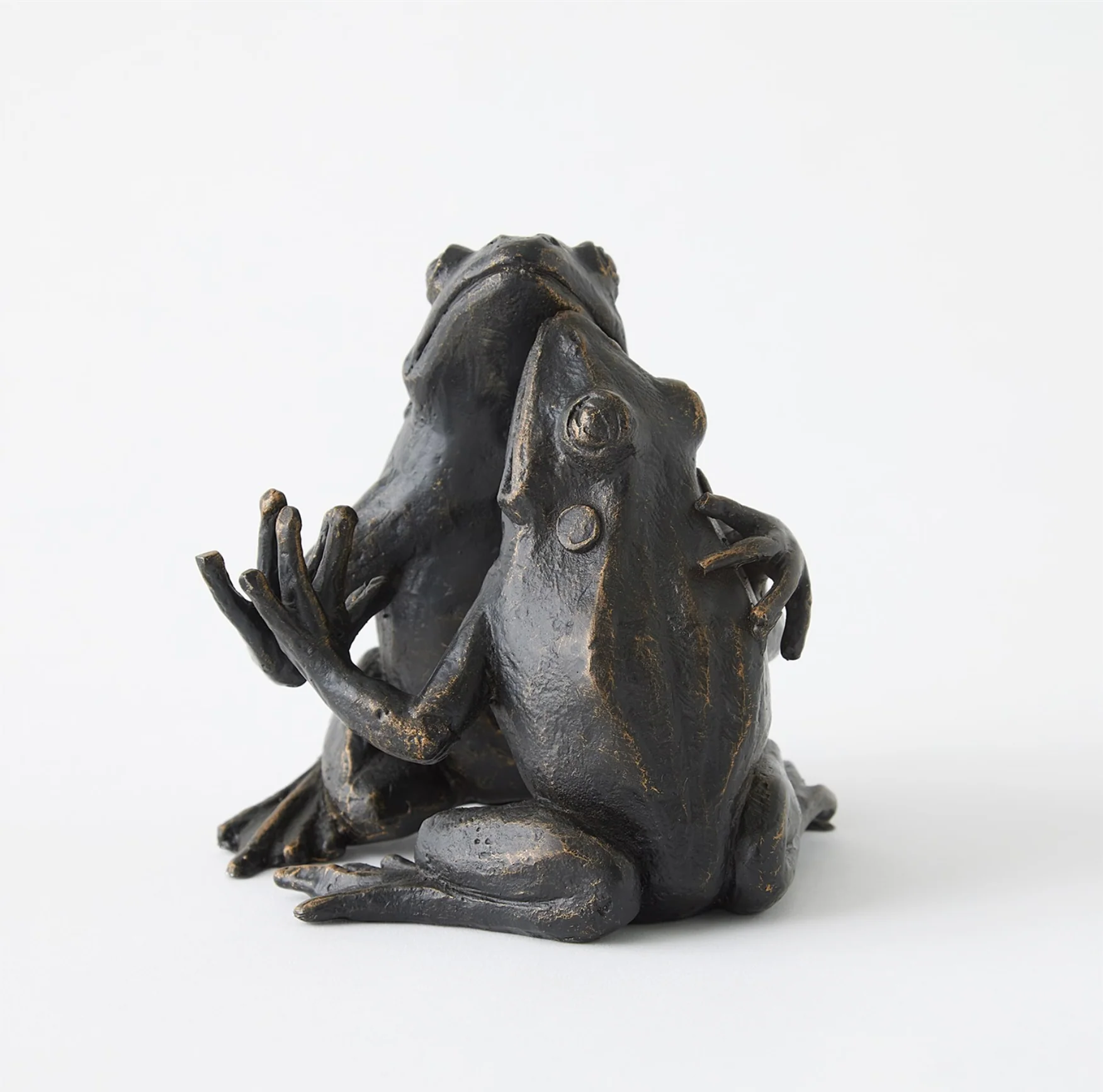 HUGGING FROG SCULPTURE
