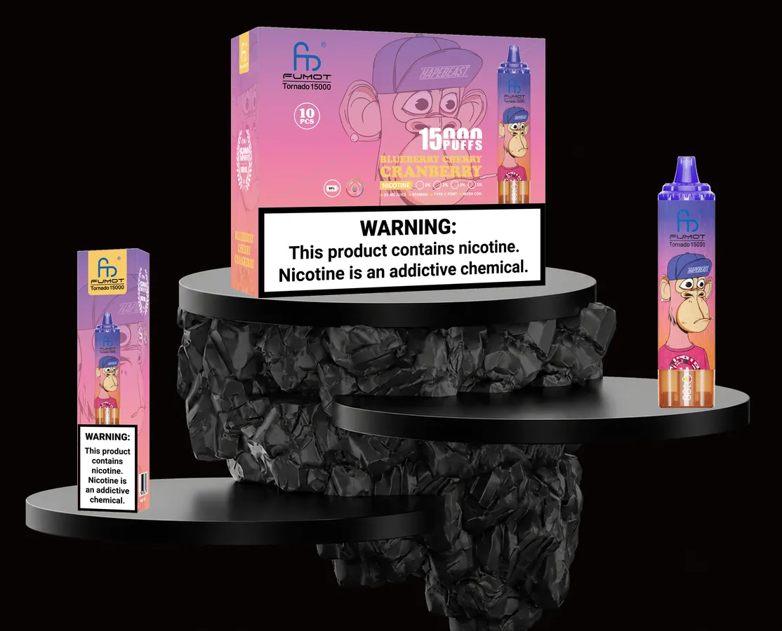 FUMOT Tornado 15000 Blueberry Cherry Cranberry – E-Zigarette und Verpackungen auf einem Präsentationspodest