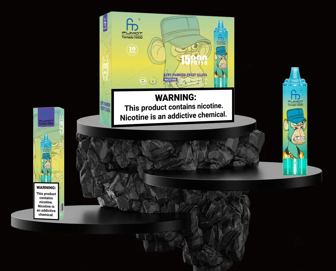 FUMOT Tornado 15000 Kiwi Passion Fruit Guava – E-Zigarette und Verpackungen auf einem Präsentationspodest