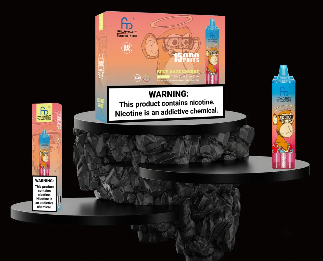 FUMOT Tornado 15000 Blue Razz Cherry – E-Zigarette und Verpackungen auf einem Präsentationspodest