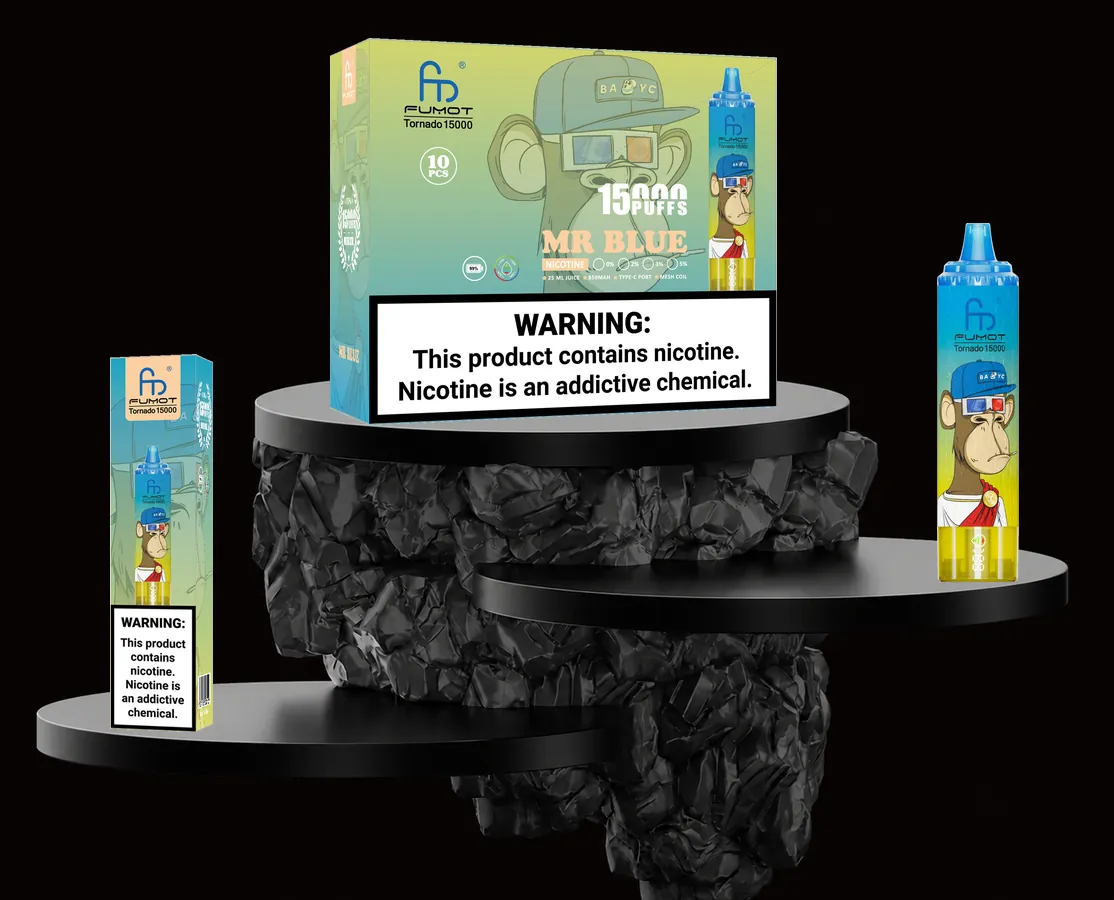 FUMOT Tornado 15000 Mr Blue – E-Zigarette und Verpackungen auf einem Präsentationspodest