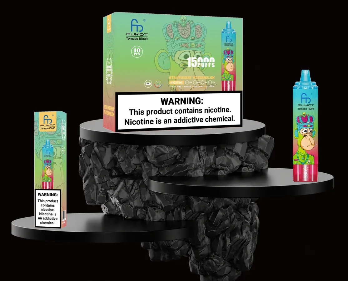 FUMOT Tornado 15000 Strawberry Watermelon – E-Zigarette und Verpackungen auf einem Präsentationspodest