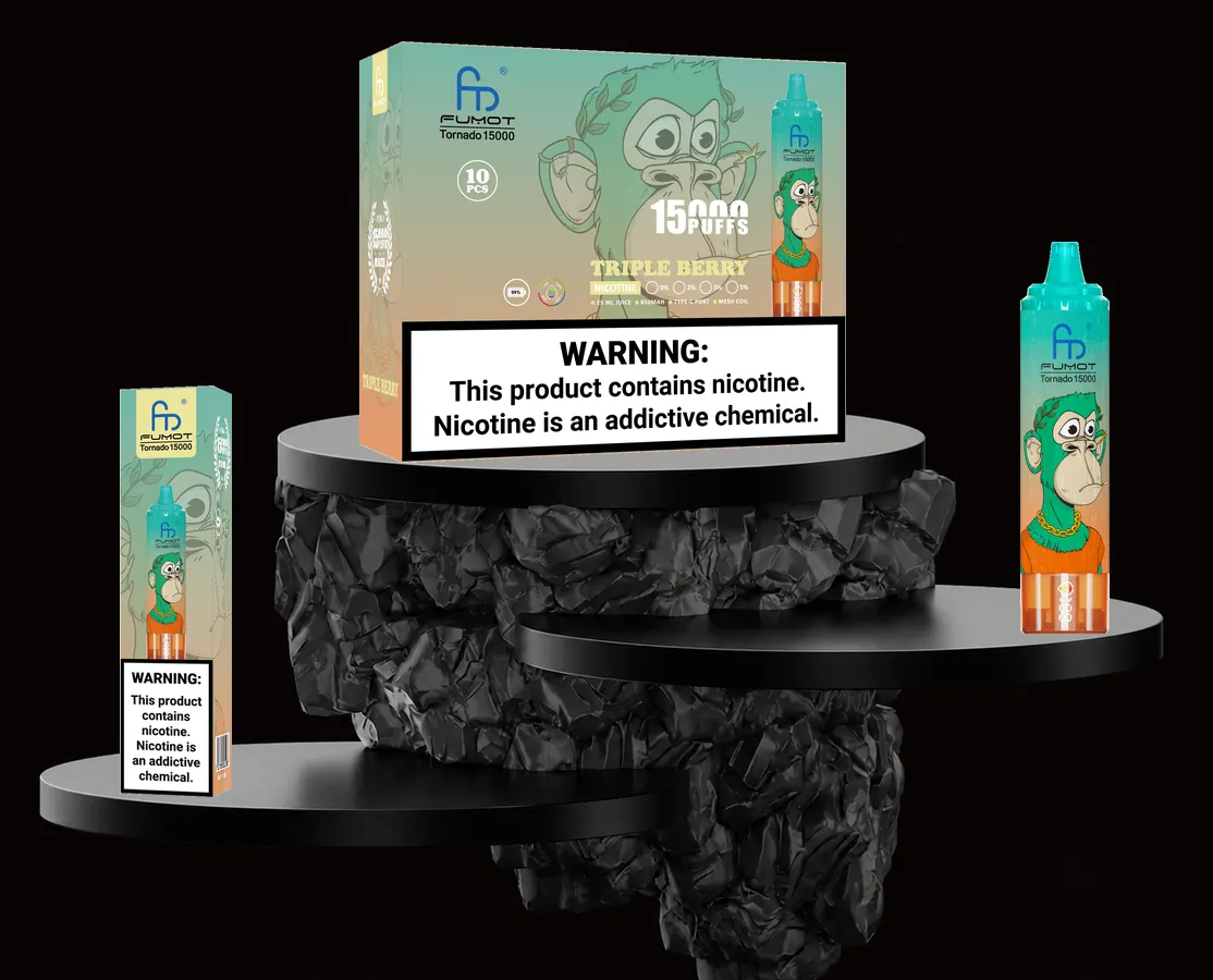 FUMOT Tornado 15000 Triple Berry – E-Zigarette und Verpackungen auf einem Präsentationspodest