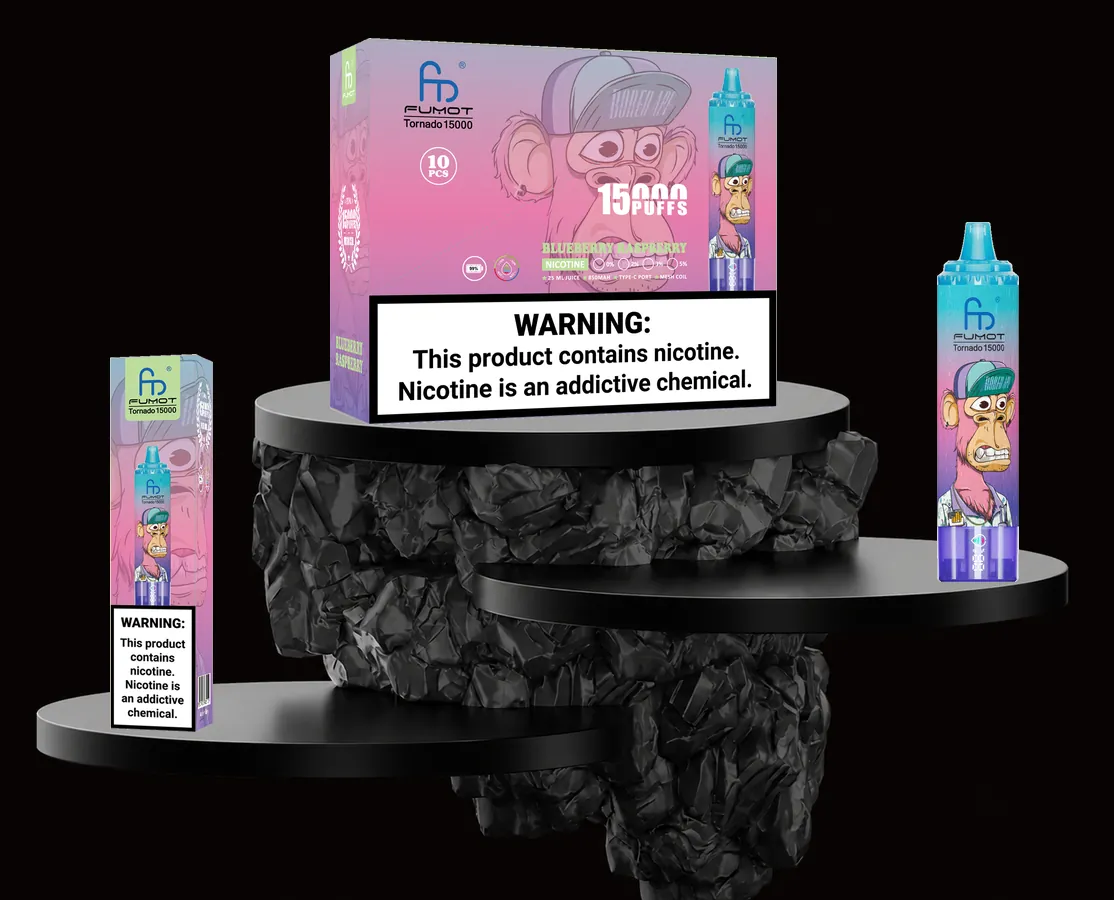 FUMOT Tornado 15000 Blueberry Raspberry – E-Zigarette und Verpackungen auf einem Präsentationspodest