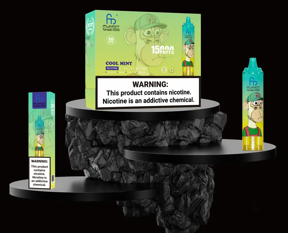 FUMOT Tornado 15000 Cool Mint – E-Zigarette und Verpackungen auf einem Präsentationspodest