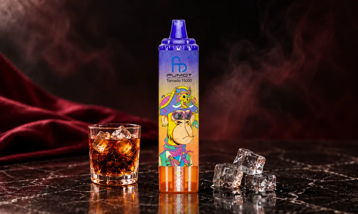 FUMOT Tornado 15000 Cola Ice – E-Zigarette in einer atmosphärischen Produktszene